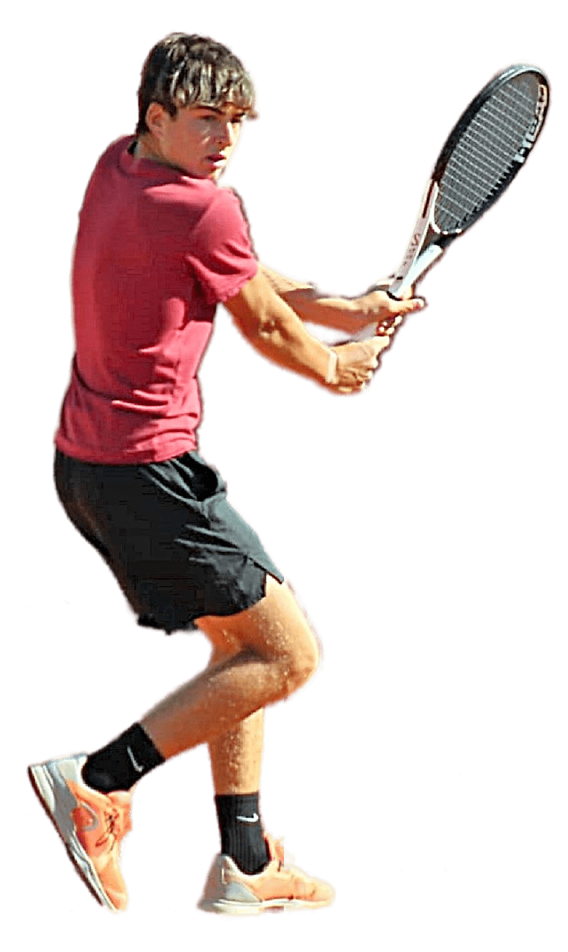 chico jugando al tenis con pantalón corto negro y camiseta roja