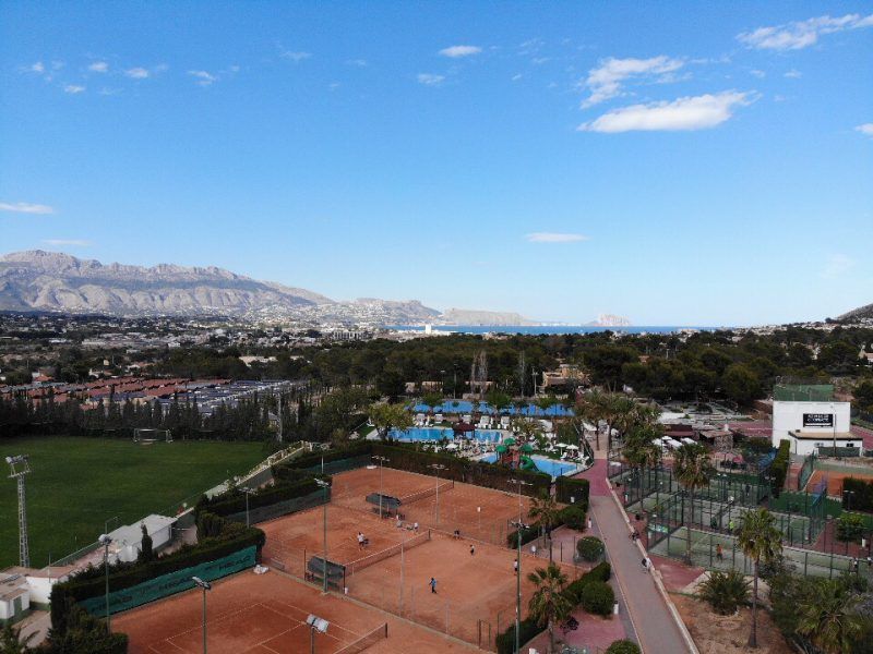 imagen aérea de las pistas de tierra batida de tenis y pistas de padel de CH2 Racket en Benidorm