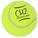 pelota de tenis con el logotipo del club ch2 de Benidorm