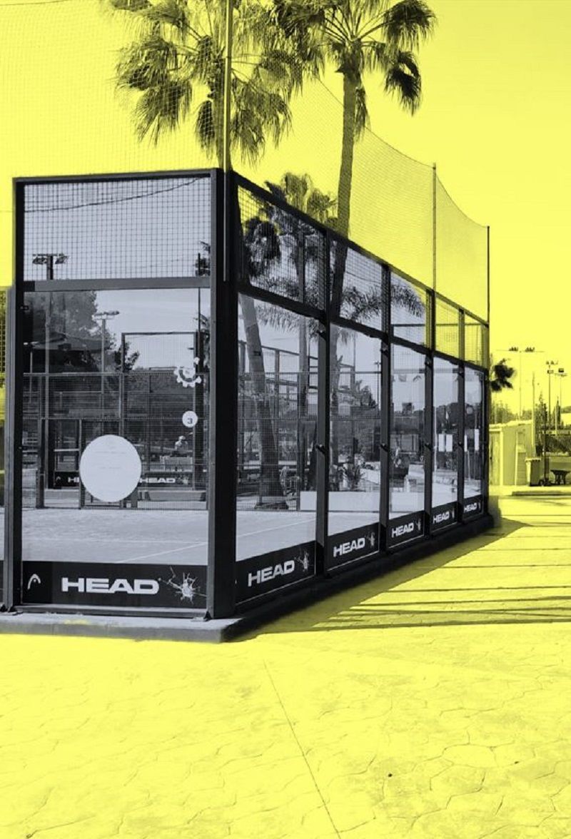 foto en blanco y negro de una de las pistas de padel de CH2 Racket en Benidorm