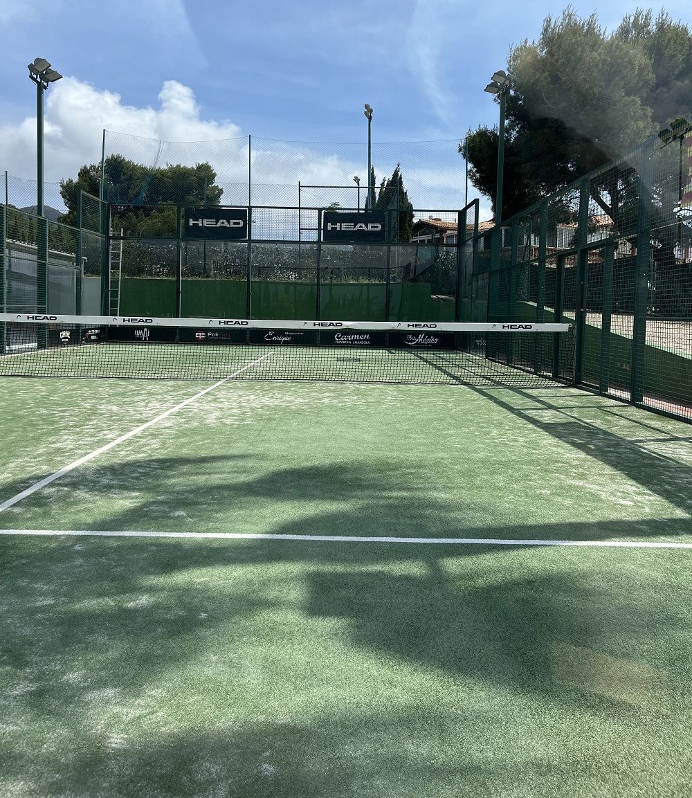 Pista de padel con paredes de cristal en ch2 racket en Benidorm