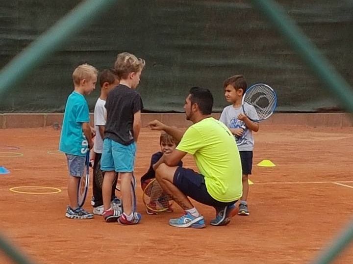 Chus Contreras explicando a sus alumnos más pequeños cómo deben jugar