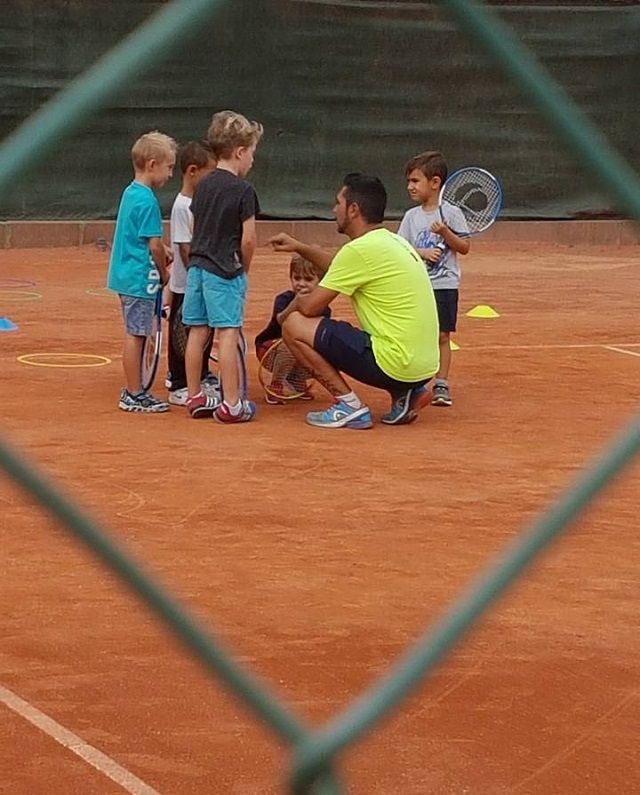 Chus Contreras hablando con sus alumnos y alumnas de tenis