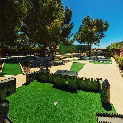 foto del minigolf que hay en las instalaciones de CH2 La Marina