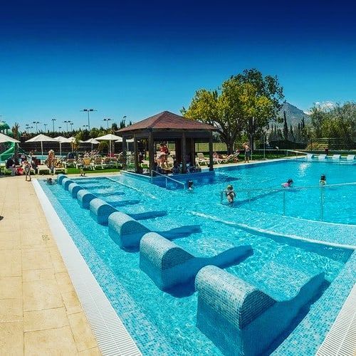 piscinas de recreo con asientos sumergidos en el agua