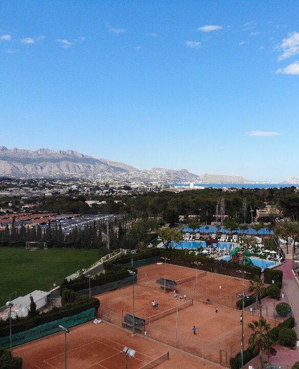 vista aérea de las pistas de tierra batida del club de tenis CH2 en Benidorm