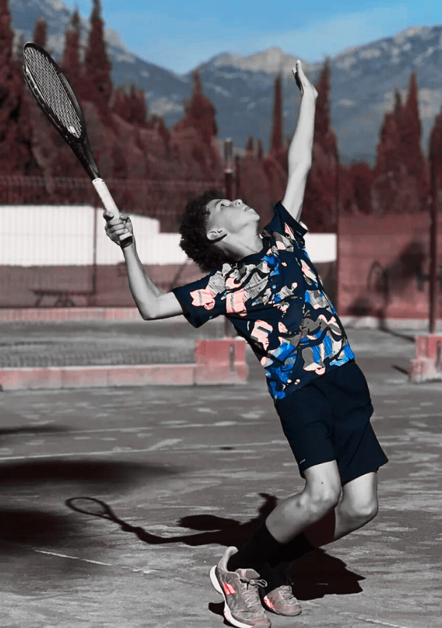 chica jugando al tenis, pegando de revés desde fondo de la pista